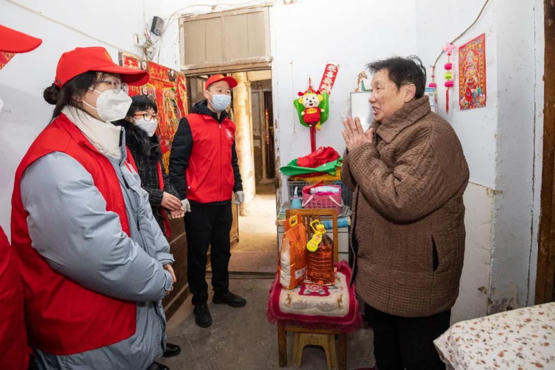 1701914986606.jpg 看望慰问困难职工群众.jpg